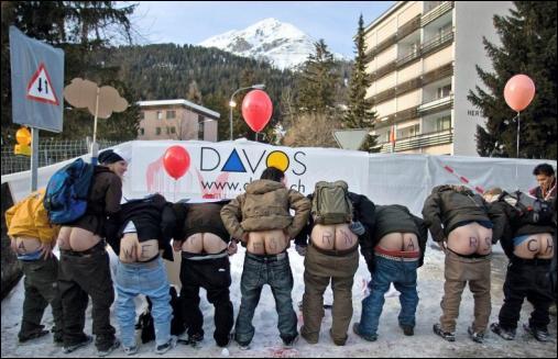 Arsch zeigen !!!